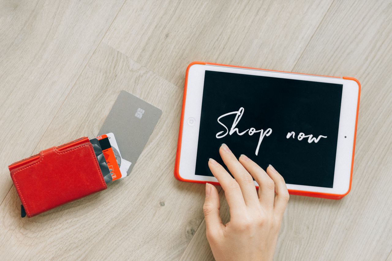 Home Close-up of a digital shopping theme with a tablet and credit cards, highlighting a modern retail experience.